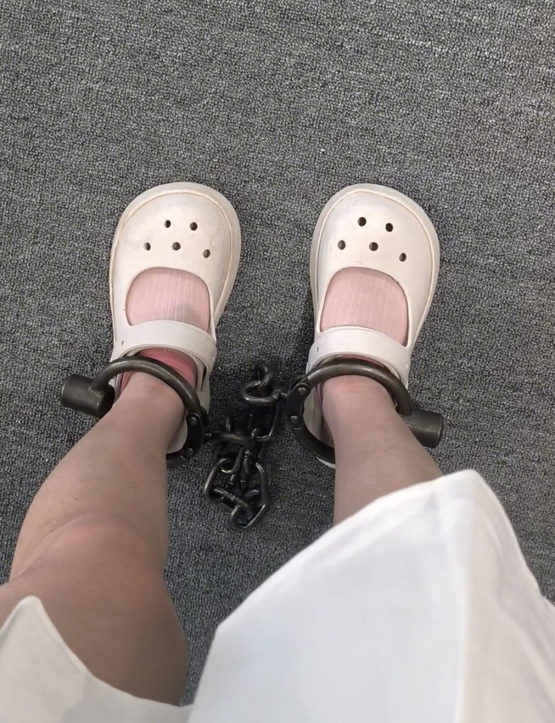 18岁高中妹子三天脚镣体验-5