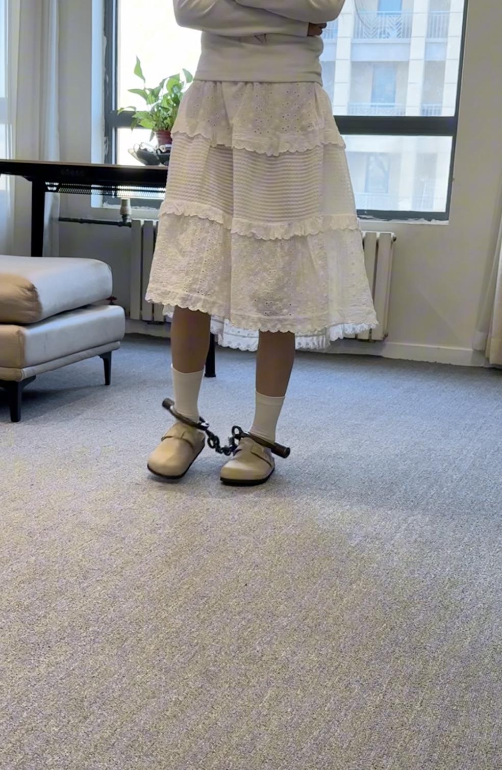 女大学生初次体验脚镣，黑铁制式脚镣-4