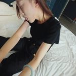 《死亡与足》白袜轻熟女被掐晕脱白袜后 玩脚摆弄