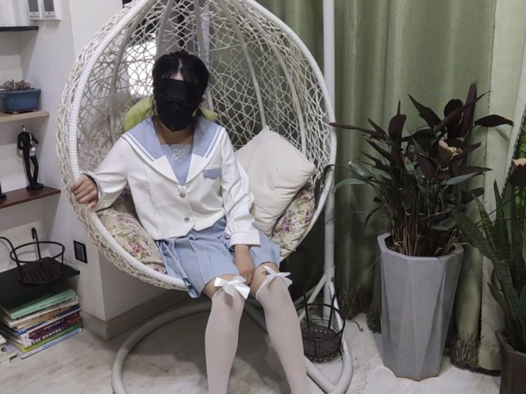 【松子】【旋转观看】和18岁小女生松子的进一步接触，解开她的衣扣试试手感，羞耻上位，挑动玩弄大腿内侧触摸她最敏感的部分，拍打屁股，强制吊脚激发欲望。-3