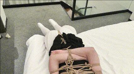 日式+龟甲结合变种绑法，黑色吊带裙+白丝袜，足部按摩+TK+跪行+耳光，自嗨模式开始-6