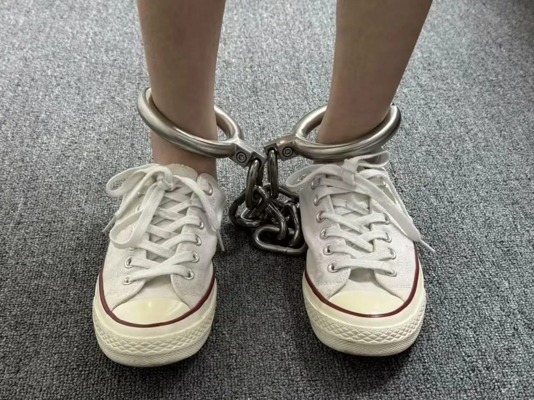帆布鞋妹子脚镣佩戴体验测评-5