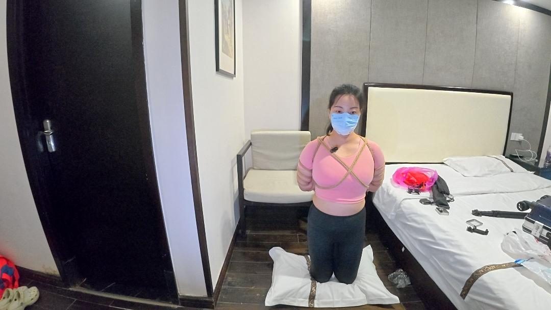 身材丰满的梅丽穿着瑜伽服长达俩小时的紧缚-8