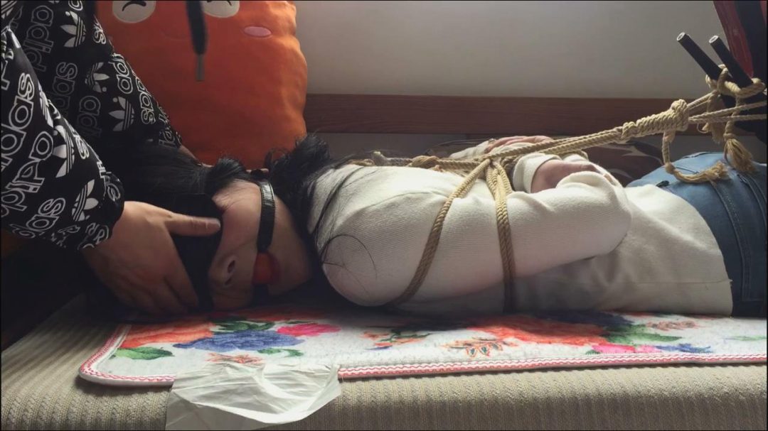 这个女孩第四次绑了 可以戴口球了 哈哈 进步了-4