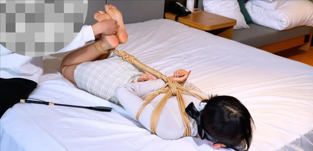 夏十七入室捆绑，日式驷马+放置挣扎+tk+鞭打脚心，极品玉足，足控福利，挣扎演技很到位-5