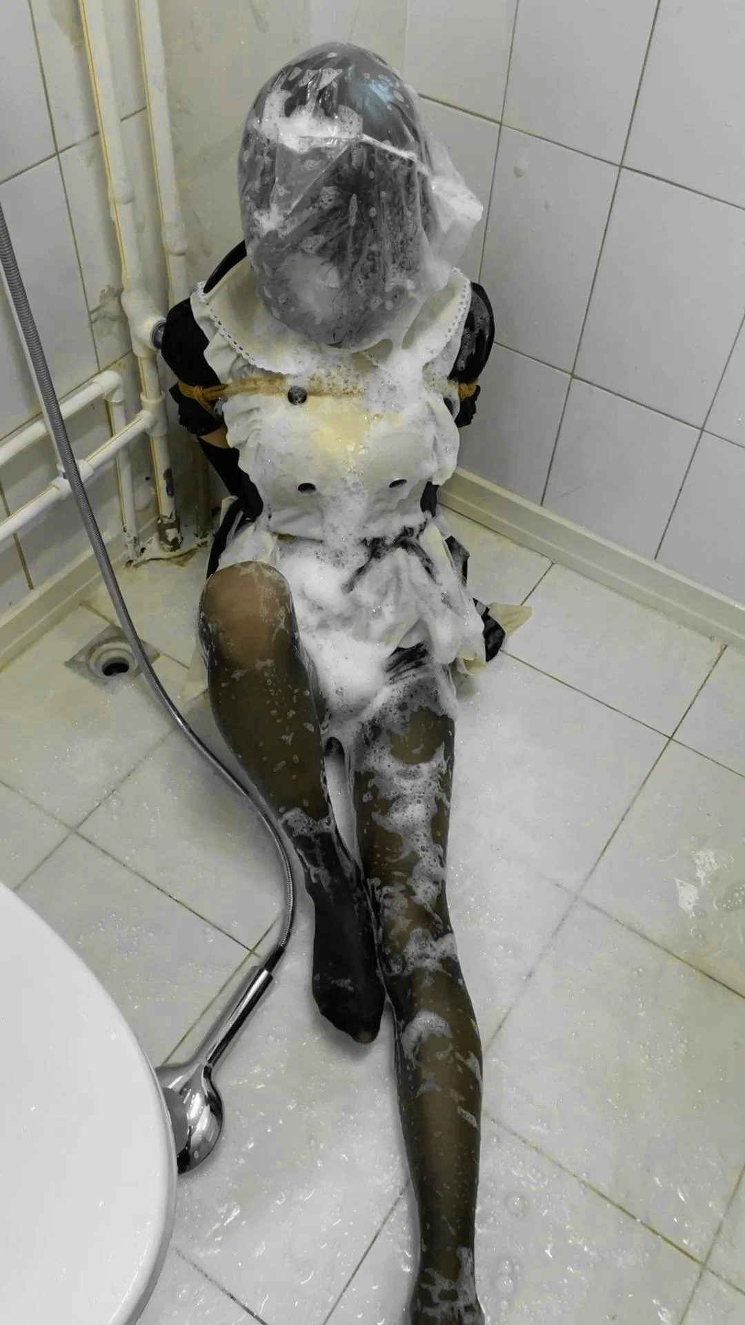 女仆捆绑强制洗澡，丝袜女仆装全部湿透，多层绳子，无法挣脱，热缩带求饶，泡沫沐浴露涂满全身，滑溜溜，洗澡还要被调教，最后虚脱躺倒在地-3