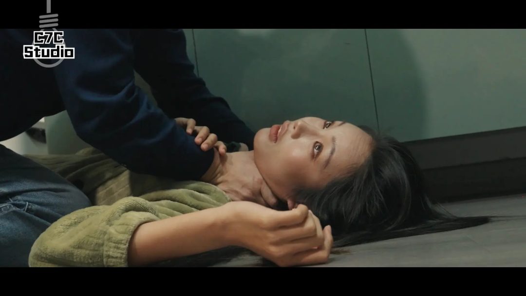 《吵闹的邻居》吵闹的漂亮裸足泼妇令邻居忍无可忍-6