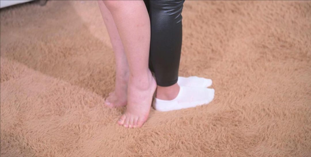 姐妹双人连吊--内衣、裸足、白袜、踮脚-4