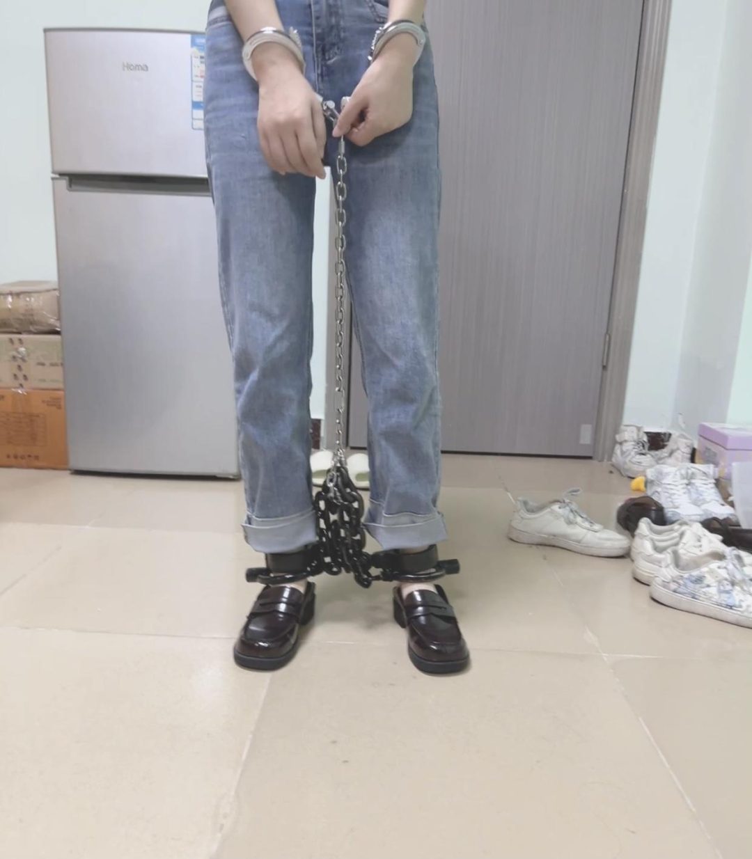 女大学生重型脚镣体验，惩戒脚镣，超紧手铐铐脚-3