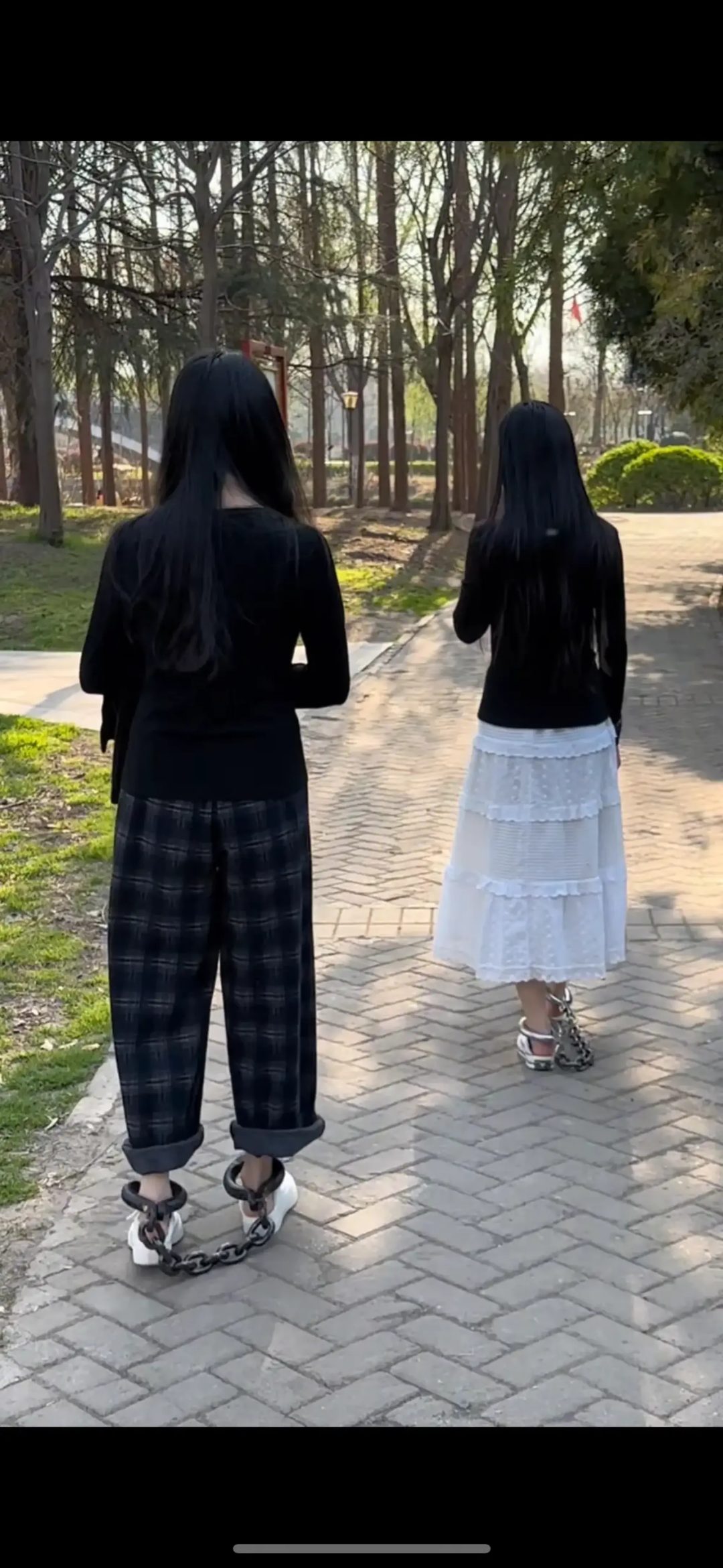 两个妹子户外镣铐（上）-4