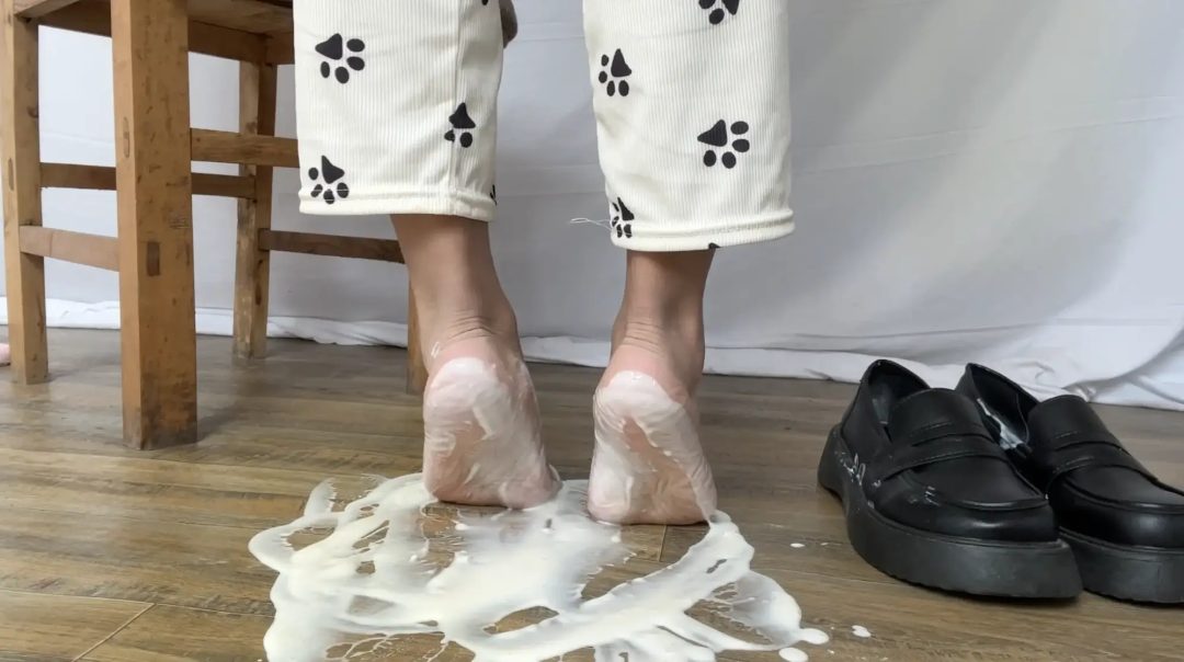 【桃乐茜】小皮鞋里倒满酸奶 光脚玩酸奶 视觉盛宴-3