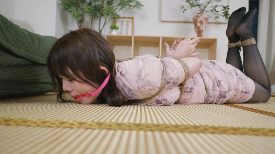女大学生的第一次旗袍股绳捆绑绳艺体验-7