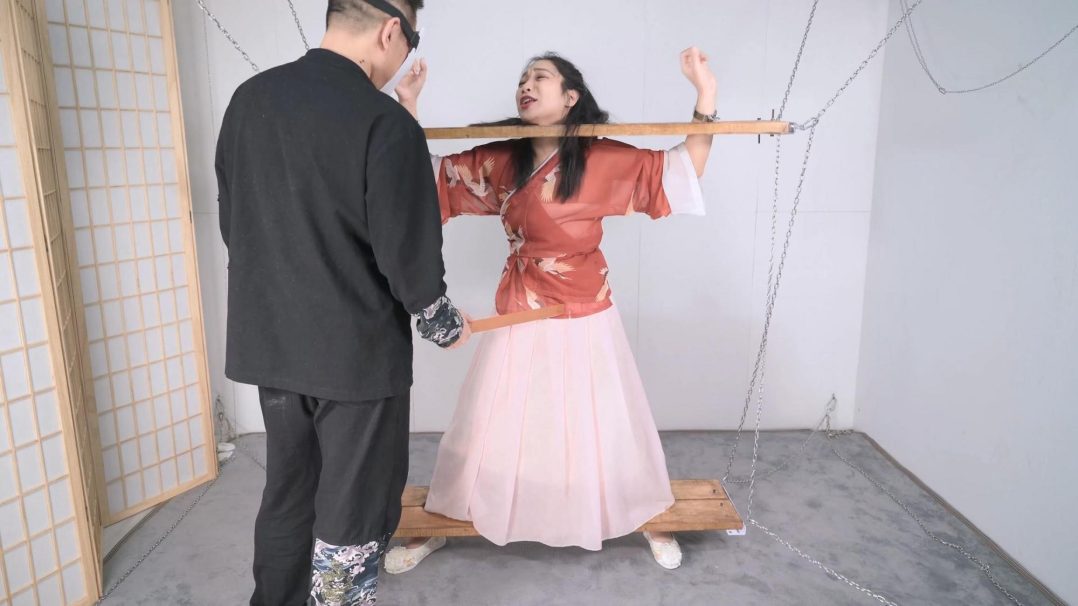 绳模沐小雨古装木枷固定，即兴发挥小剧情--戒尺、鞭打、TK-4