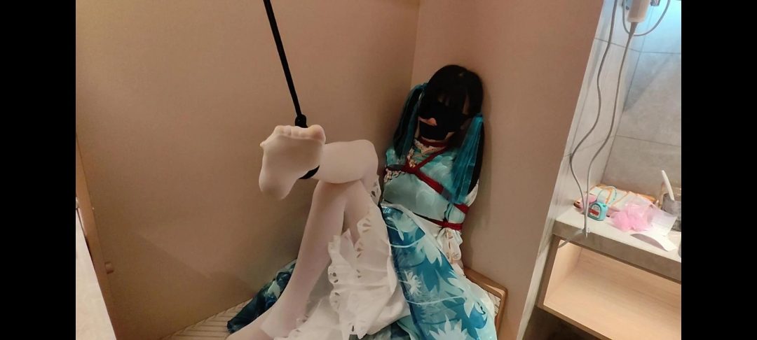 【牧诗原创】霄酱西施诗语江南cos过膝白丝，捆绑过程+衣柜上蜷缩振动展示白丝，然后跪在上面嘴里叼着裙角，每次掉下来都要受到处罚-4