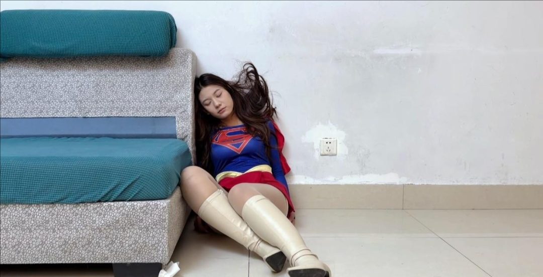 《女超人受虐悬空致死》掐脖 坐肚子 苦难女超人-3
