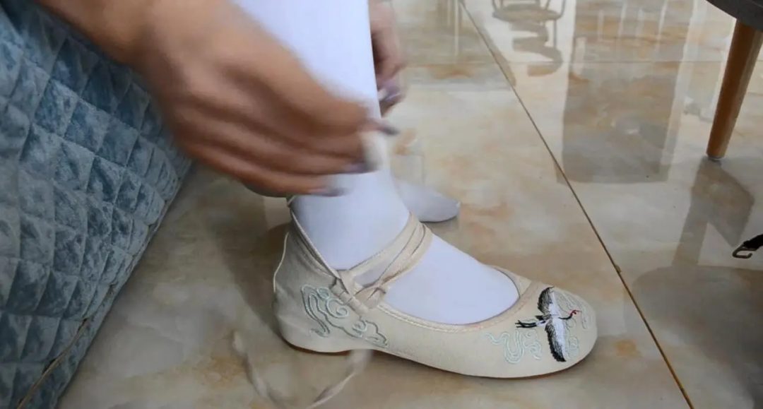 封嘴劫3汉服白丝妹子被封嘴绑架-7