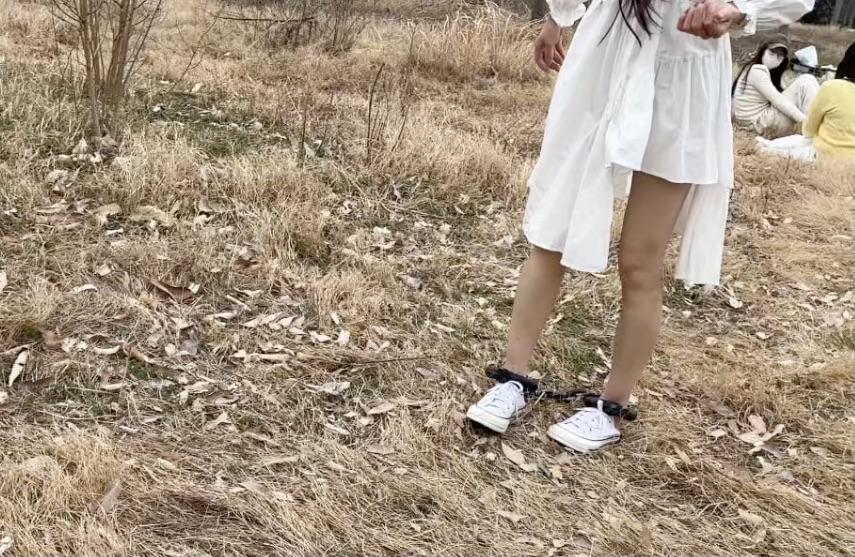 4个女孩的户外镣铐游戏-4
