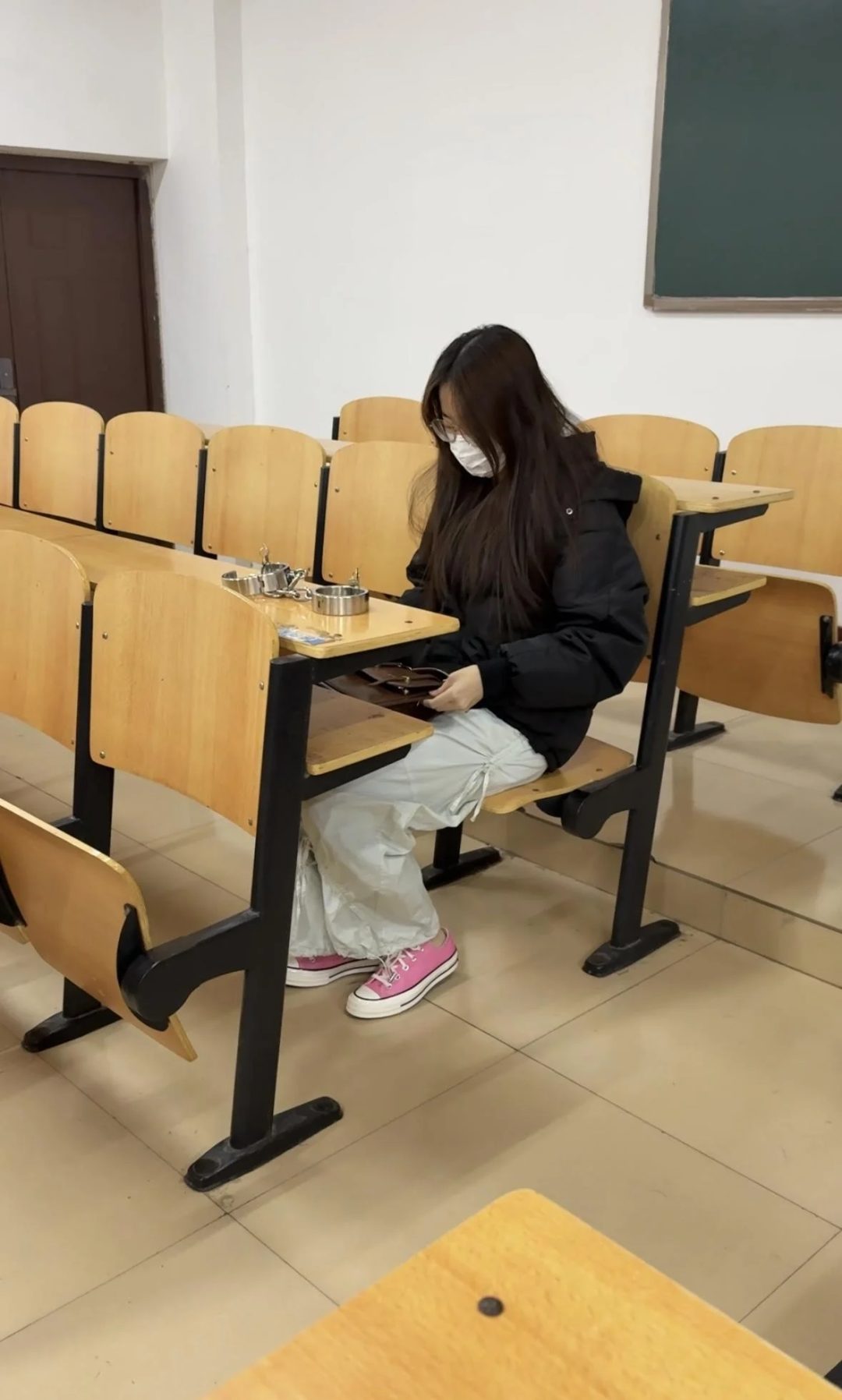 大二女生教室戴脚镣-锁着重镣在教室擦黑板 走路-2