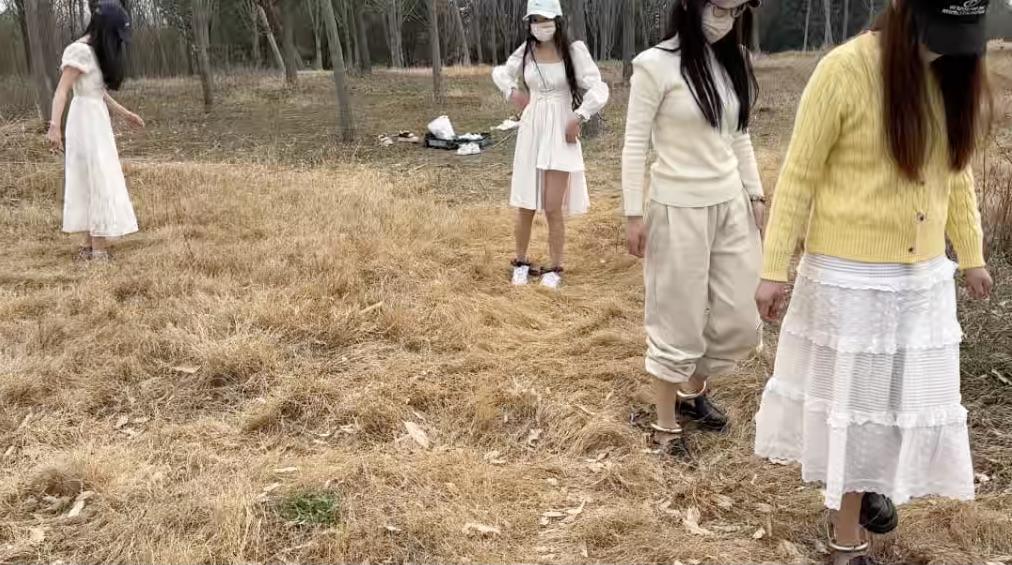 4个女孩的户外镣铐游戏-3