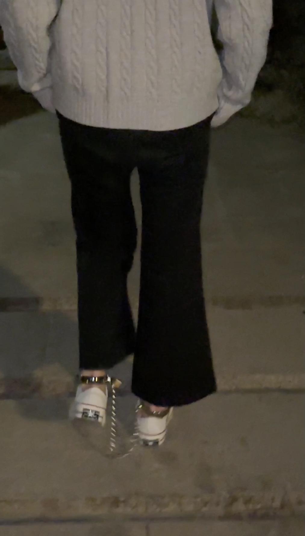 帆布鞋女大学生半夜戴脚镣外出，户外镣铐-4