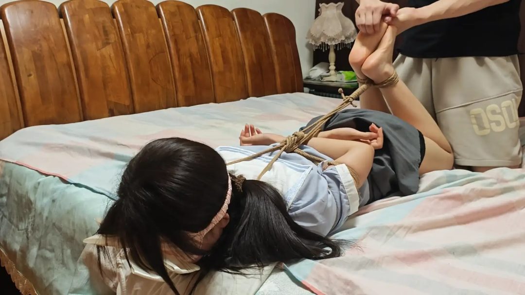 【墨色】蛋糕学生装驷马裸足tk挠脚 全程tk 眼罩口球 流口水-2