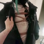 走廊里遛被伪装拘束的夜城，把手反绑起来，然后披上厚厚的羽绒服但是露出薄薄的黑丝腿，拉出去散步，由于在遛狗过程中引起了外人的注意，回到房间后，受到了用后面整根吞掉假金金的惩罚