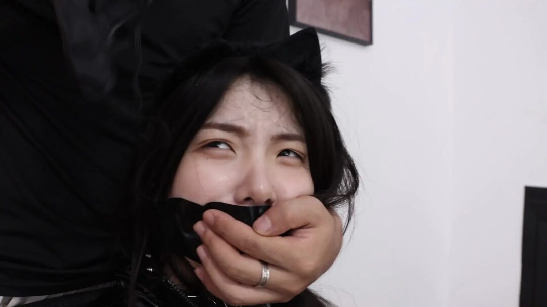 得意客工作室定制剧情片—《直播劫难》上集 情趣店女老板上演猫娘诱惑 捆绑展示各类道具 竟遭助手绑架 被强制囚禁-17