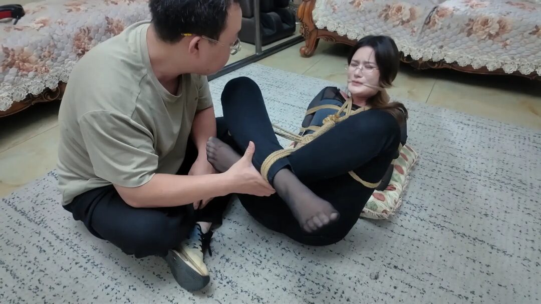 《缚美记·①⑨号混血间谍温妮》【裤里黑丝】【玉足玩弄】【团缚放置】【挣扎逃脱】-3