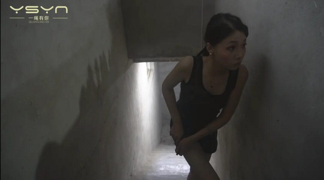【笼中绝境】女队员青禾搭救队长也被打晕关笼金属镣铐挠脚心调教越笼逃跑未果又被手脚拷在笼中等待大鱼上钩-4