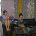 双女M戴着枷也要唱歌