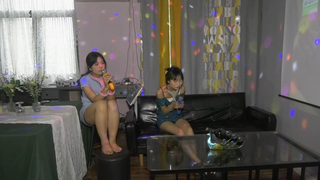 双女M戴着枷也要唱歌-4