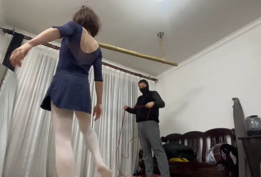 绑过的柔韧性最好的一个m，能够完成空中一字马-3