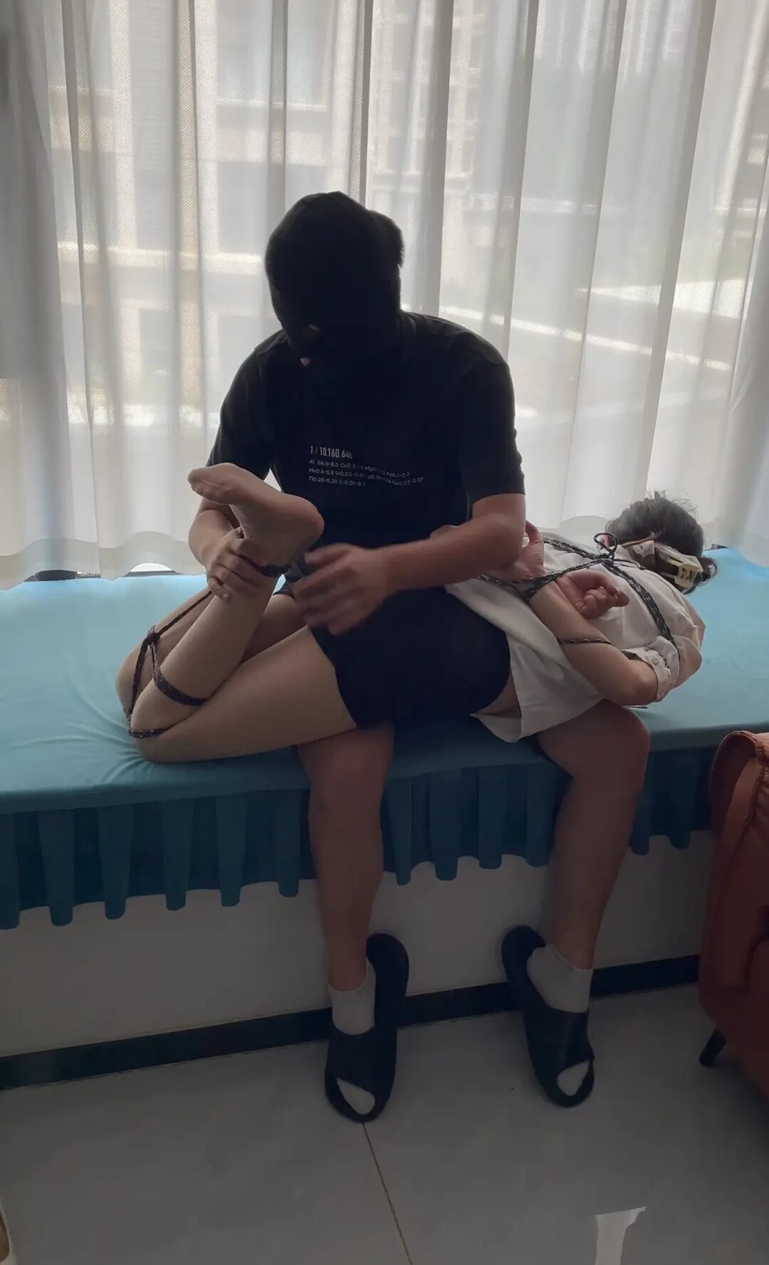 入室捆绑 丝袜塞嘴 挣扎解缚-3