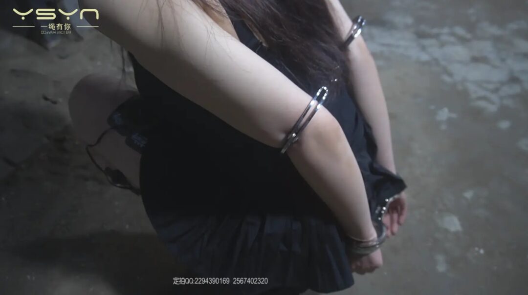 定拍转公映【红罂粟】青禾被押进审讯室拒不交代开启电刑又被反铐栏杆上加大电流供认不讳拍照留档（中集）-13