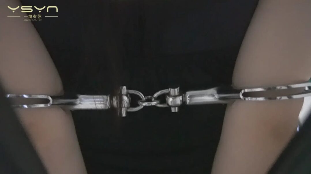 定拍转公映【红罂粟】青禾被押进审讯室拒不交代开启电刑又被反铐栏杆上加大电流供认不讳拍照留档（中集）-11