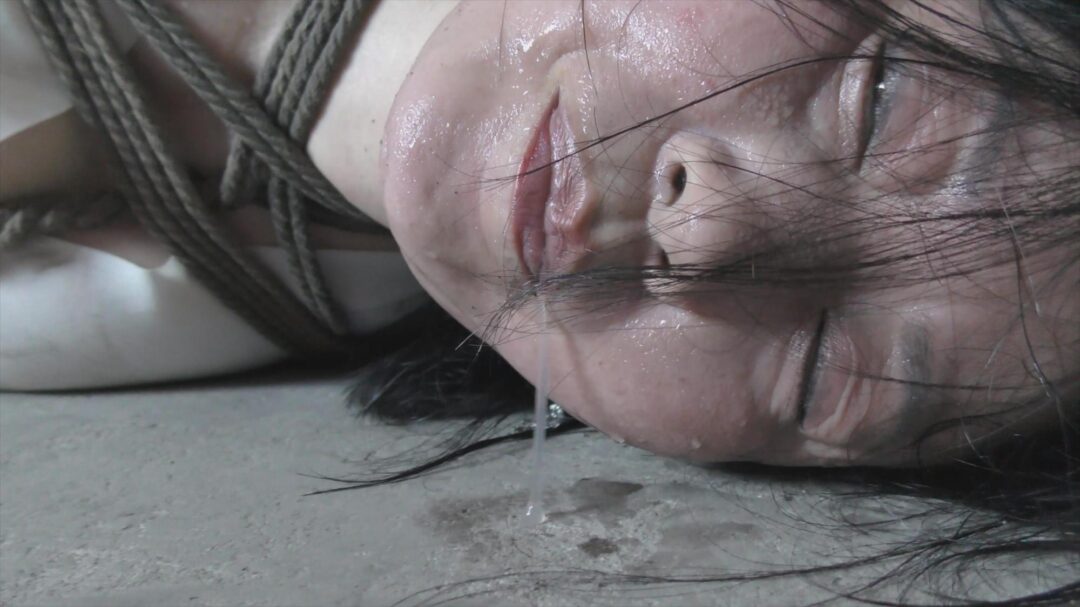 【老鬼定拍】胭脂扣《谢纾闷热堵嘴炼狱下》【知性熟女/灰丝蓝高跟/自己原味丝袜堵嘴/汗湿/深喉口球口水/舔水喝/强迫运动/放置/访谈】-10