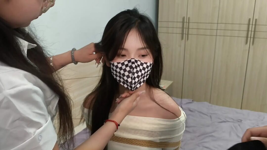 《灵儿×冰柠×小芮·三个女生的故事》【丝足特写】【三人出镜】【挣扎逃脱】【神颜冲击】-14