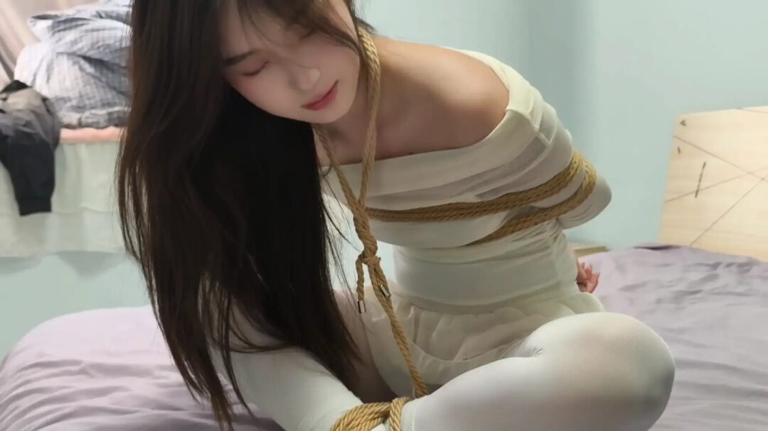 《灵儿×冰柠×小芮·三个女生的故事》【丝足特写】【三人出镜】【挣扎逃脱】【神颜冲击】-11