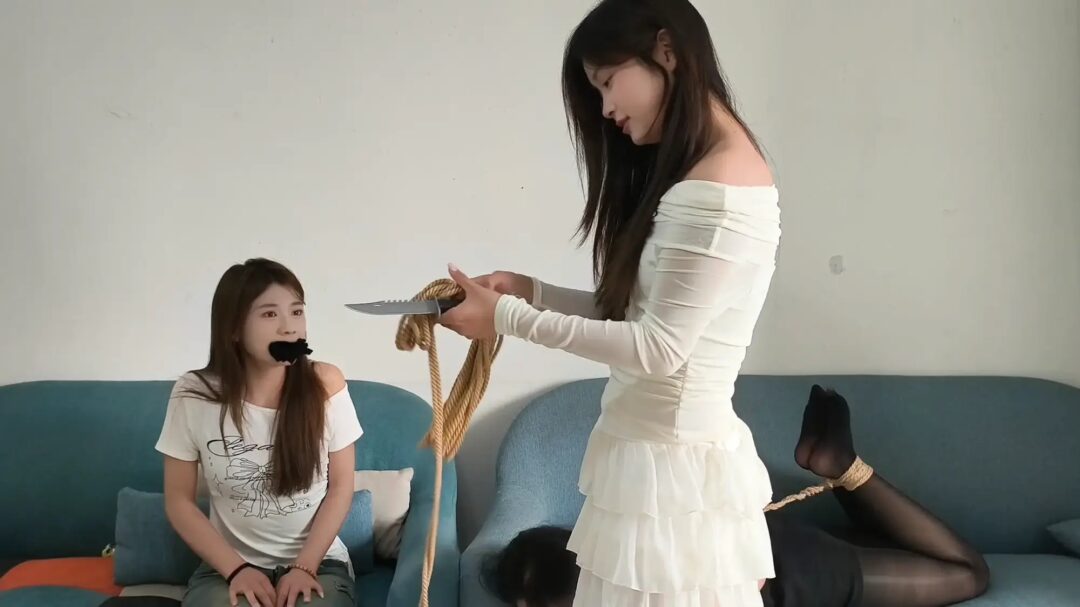 《灵儿×冰柠×小芮·三个女生的故事》【丝足特写】【三人出镜】【挣扎逃脱】【神颜冲击】-6