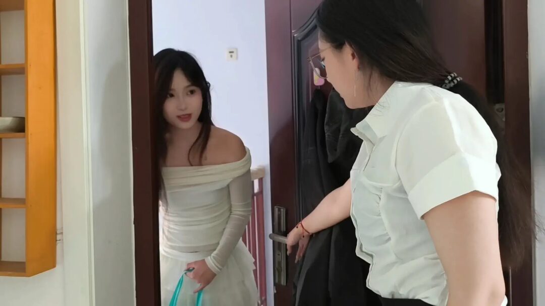 《灵儿×冰柠×小芮·三个女生的故事》【丝足特写】【三人出镜】【挣扎逃脱】【神颜冲击】-1