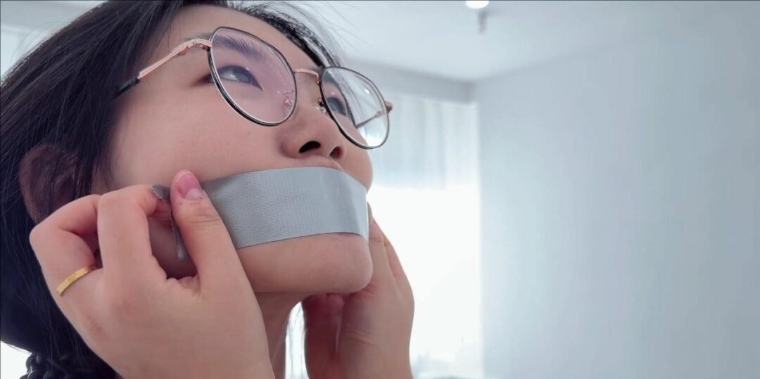 【嫩妹风波】小九 雯雯 长腿性感黑丝 两人被胶带扎带束缚 胶带封嘴 蒙眼-10