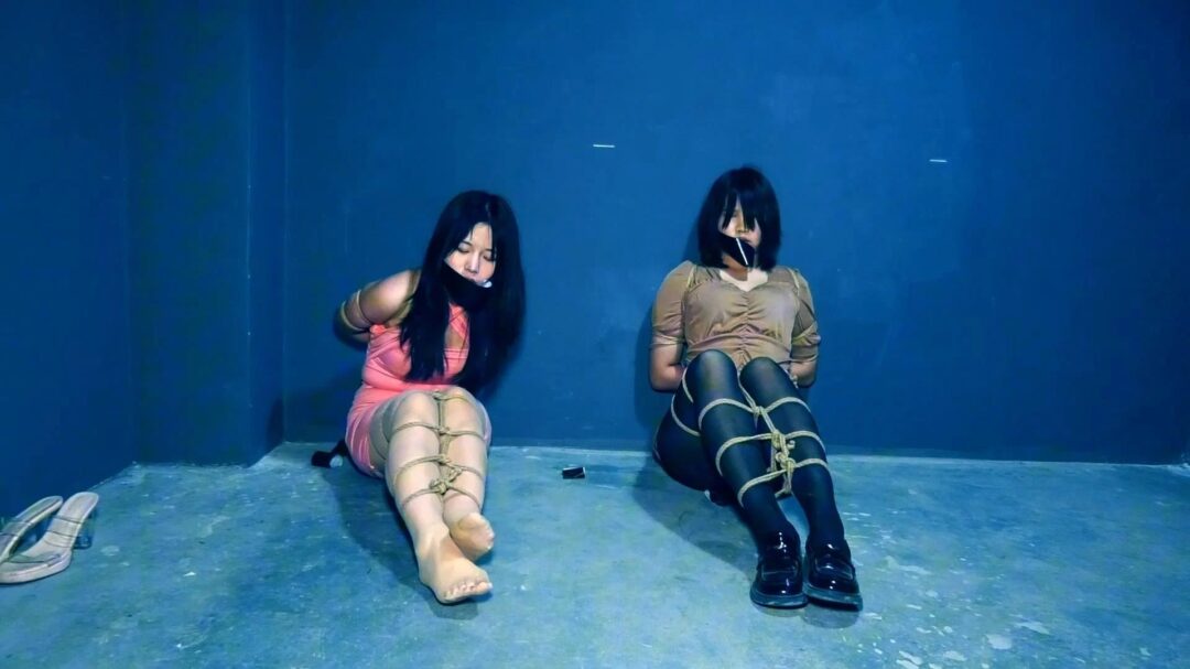 定拍转公映《深山囚徒》中集 两美女互相帮助挣开绳子又被抓获驷马惩戒后押解到小树林跟买家交易-1