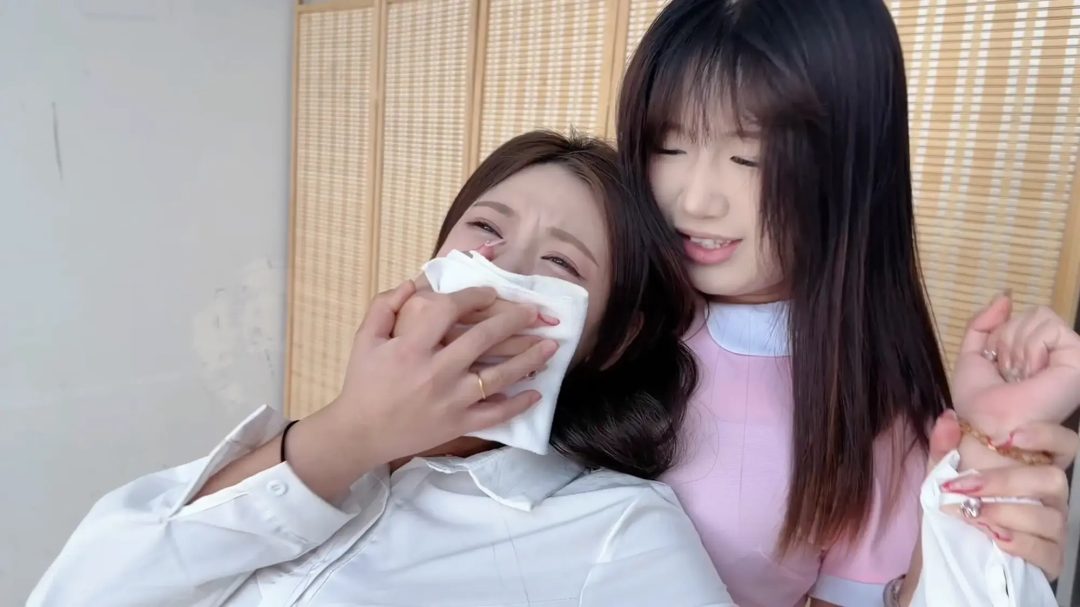 《灵儿×小骨·好利来姐妹花的丝足盛宴》【渐变丝足】【舔脚放松】【强制闻脚】【粉嫩特写】-9