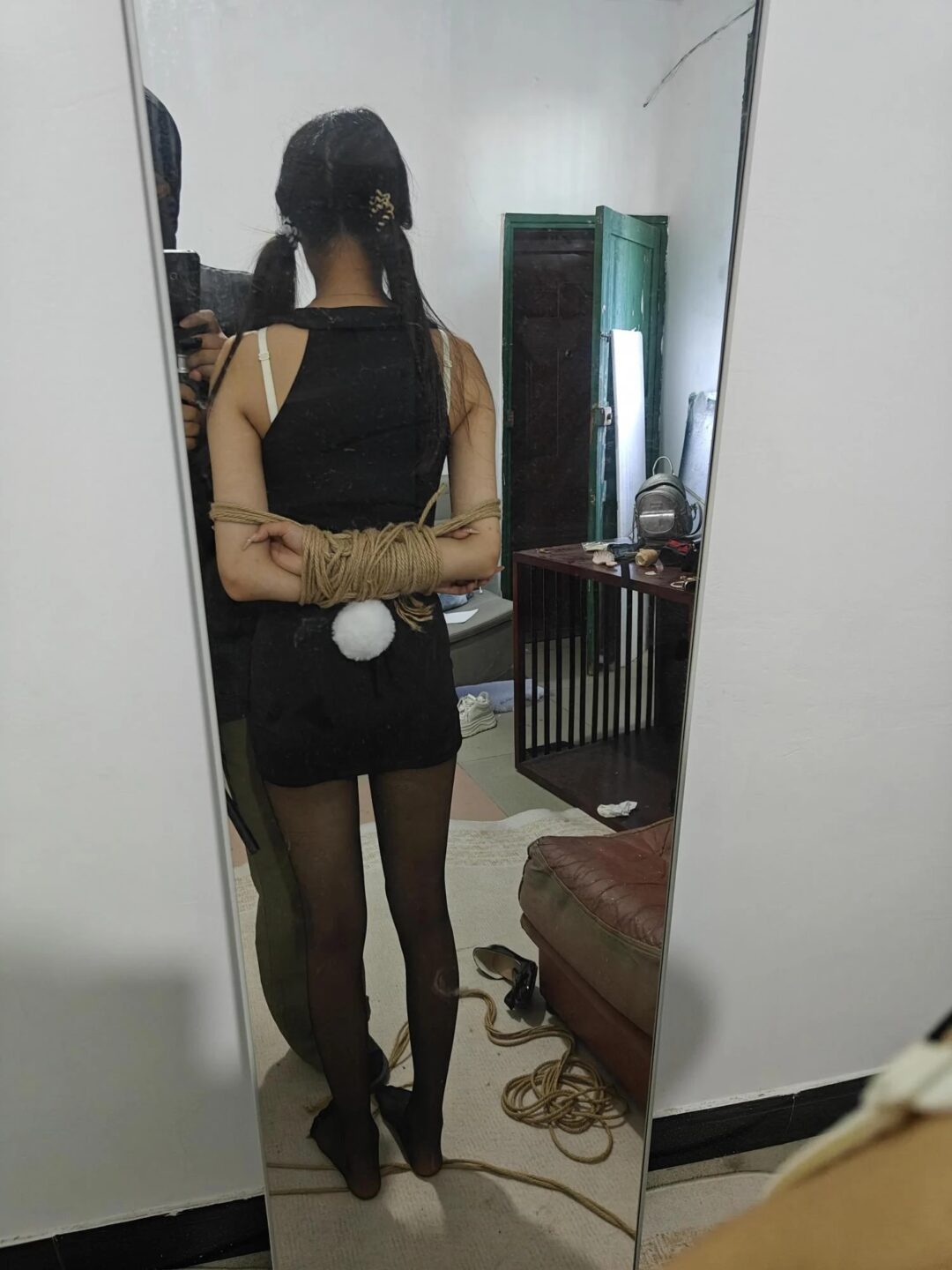 黑丝短裙萝莉捆绑-3