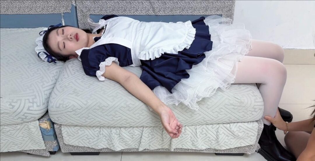 【昏迷脱袜姐妹】姐妹两人相互算计 最终也没从对方身上讨到便宜-5