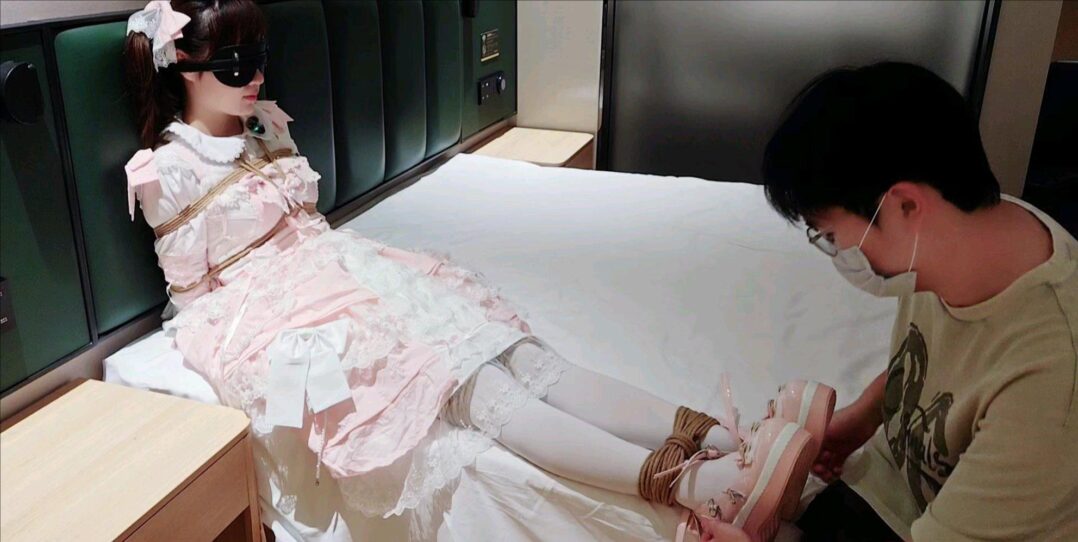 [XcTian]小云首次尝试lolita 站立挣扎+移动 床上被刺轮-7