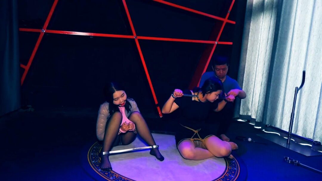 定拍转公映《塑料姐妹》第四集 两姐妹被金主爸爸关在一个笼子里折磨又戴上金属枷鞭打折磨她们-10
