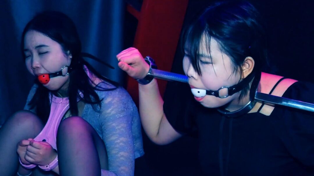 定拍转公映《塑料姐妹》第四集 两姐妹被金主爸爸关在一个笼子里折磨又戴上金属枷鞭打折磨她们-8