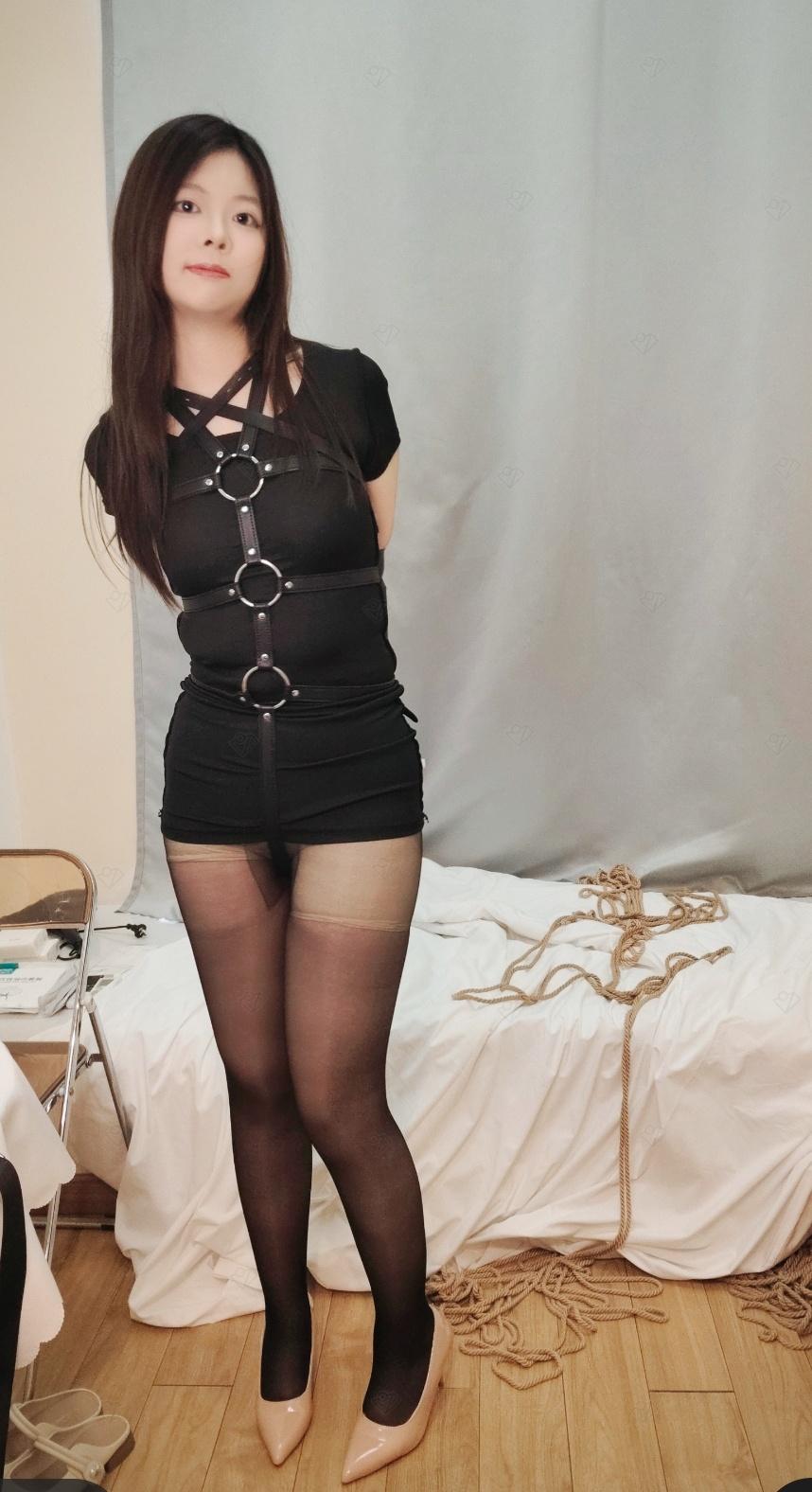 180大高个美女体验皮具紧缚-7