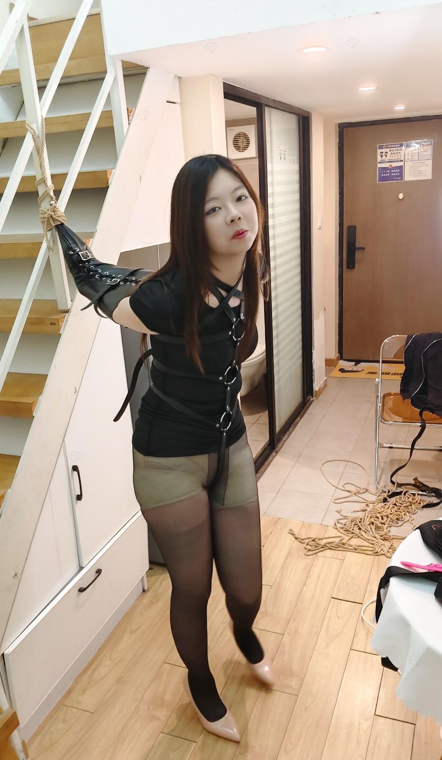 180大高个美女体验皮具紧缚-6